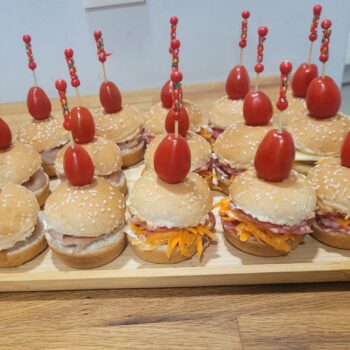 MINI BURGER au  Saumon, Crudité-Saucisse sec, Mousse  Canard